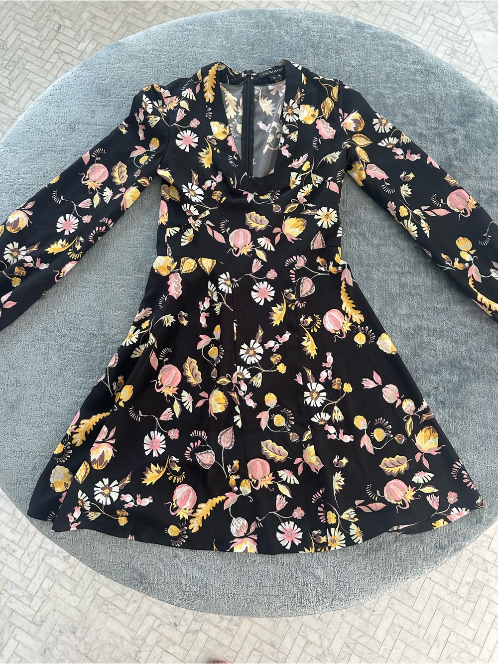Jill Stuart “Maillard” Botanical V-Neck Mini Dress
Size 0